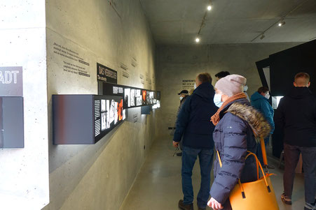 Nach dem Rundgang besichtigten die Besucher*innen die Dauerausstellung (am)