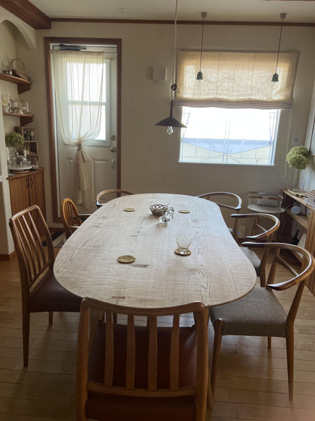 大きな木のテーブル　木製ダイニングテーブル