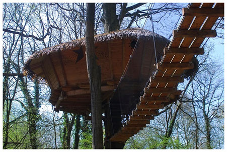 Normandie La Chaussée cabane dans les arbres à 8 m : accès par une passerelle de 15 m et échelle de 5 barreaux.