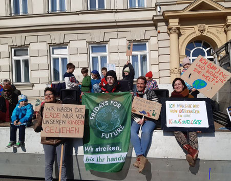 Demonstranten von Fridays For Future am Mistelbacher Hauptplatz während der ersten Klimademo im Weinviertel.