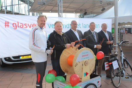 Vijf wethouders vragen aandacht voor de glasvezelcampagne in hun gemeente middels een ludieke toertocht door de dorpen.