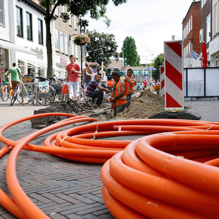 De aanleg van glasvezel in volle gang. De uitrol duurt circa 1 jaar.