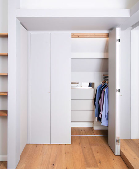 der begehbare Schrank mit Schranktüren in Wandfarbe gestrichen