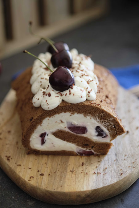 Schoko-Kirsch-Biskuitrolle - Süße Foodfotografie