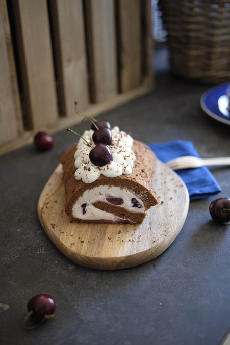 Schoko-Kirsch-Biskuitrolle - Süße Foodfotografie