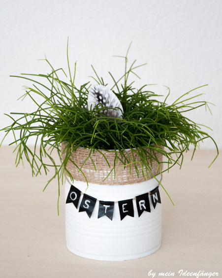 Osterdeko: DIY Upcycling Blumentopf geschmückt mit einer Washi Tape Girlande und dem Schriftzug Ostern.