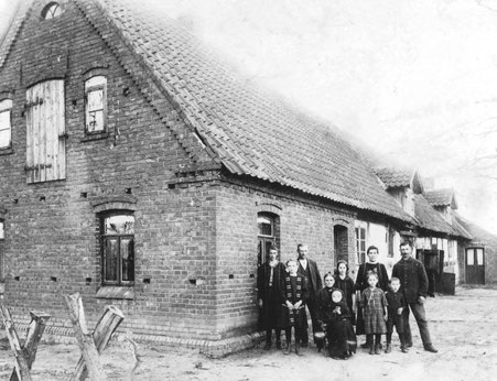 Bewohner des Häuslingsauses um 1925: (von rechts) Johann und Anna Büntemeyer, davor ihre Kinder Fritz und Sophie, Tochter Erna, Oma Brinkmann mit Fritz Mühlenstedt, Dietrich und Mariechen Mühlenstedt. Das Mädchen ist unbekannt.