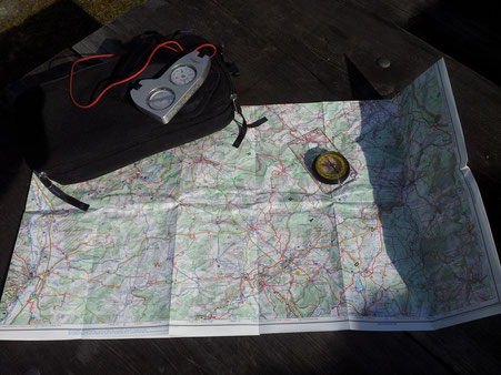 Orientierung mit Karte und Kompass