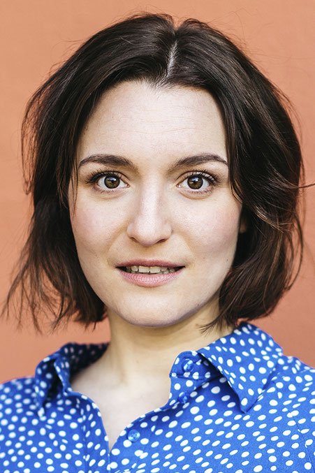 LÉONIE THOMS - Schauspielerin, Sängerin, Tänzerin