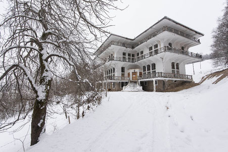 Das zwischen 1912 und 1914 vom Eigentümer der französischen Zeitung Le Matin Maurice Bunau-Varilla erbaute Herrenhaus Hauteroche wurde zu einem Freizeit- und Aufnahmezentrum für Asylsuchende