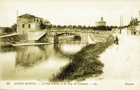 Blick zurück nach Aigues-Mortes: Pont d'Arlois über den Canal du Midi