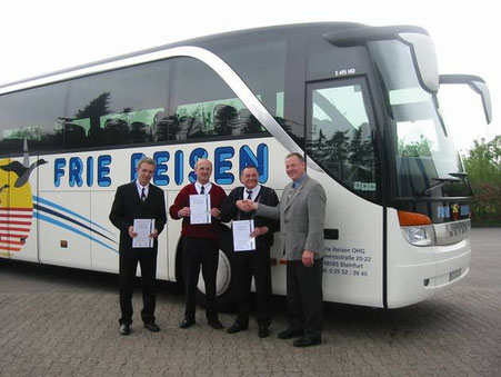 Reisebus mit altem Logo und Rolf Frie mit drei Busfahrern vor dem Bus