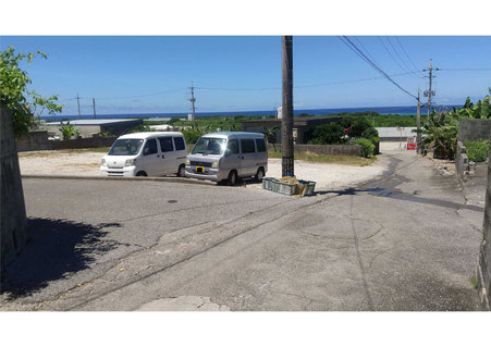 駐車場と道