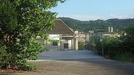 駐車場看板与那原方面