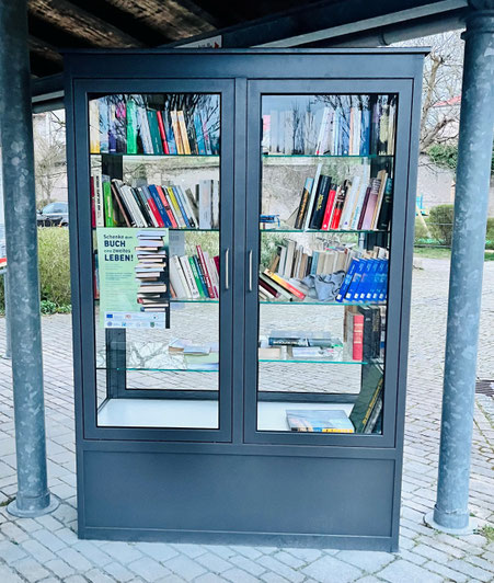 Rund 600 Bücher passen in den neuen Bücherschrank an der Jean-Paul-Allee. Foto: LAG Aischgrund/Andrea Pinsenschaum