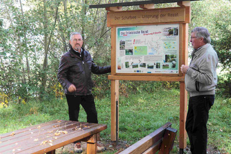 Hans Götz (rechts) und Bürgermeister Dr. Manfred Kern stehen an der neuen Infotafel am Ursprung der Rezat - dem Schafsee. Foto: LAG Aischgrund/Dr. Manfred Kern