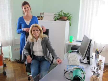 Dr. Erika Huber mit Assistentin Daniela Lucojannakis