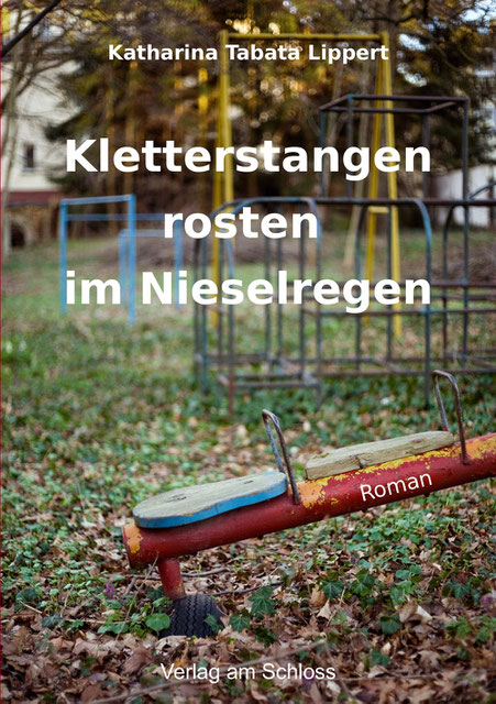 Kletterstangen rosten im Nieselregen