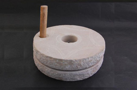 A reconstructed rotary quern for grinding cereals - Luton Museums - image from the National Education Network.