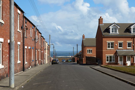 Billy läuft tanzend die Straße hinauf in der Embleton Street (Dawdon, County Durham)