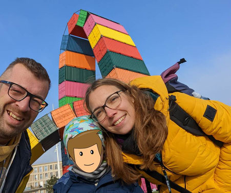 Eine Familie macht ein Selfie vor einem Kunstwerk in Le Havre.