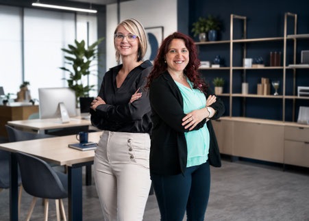 Martina Hochstöger und Edith Mayerhofer lächeln aus dem Bild.