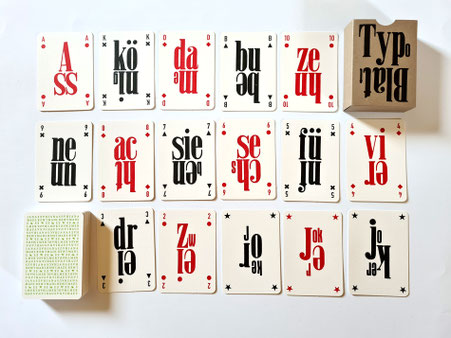 Das TypoBlatt mit 58 Spielkarten inkl. Jokern