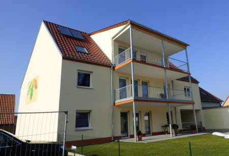 Rückseite eines realisierten Neubauprojektes in Hoyerswerda mit 3 Eigentumswohnungen - jeweils mit Garage..