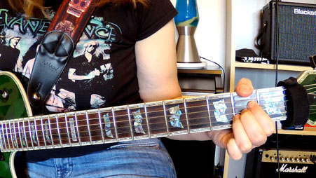 Gitarrenhals mit Greifhand, die den A Dur-Akkord als zweite Umkehrung greift.
