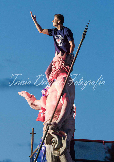 Gabi coronando Neptuno