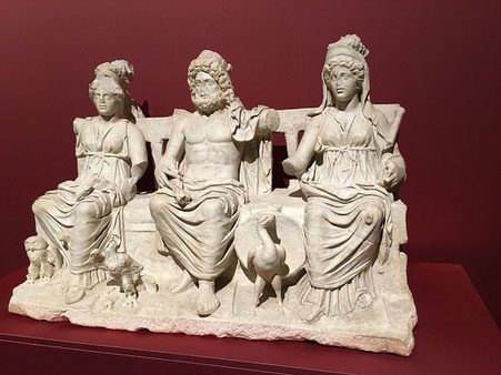 La triade capitoline désigne, dans la religion romaine, les trois divinité Jupiter, Junon et Minerve qui étaient honorées au temple de Jupiter Capitolin