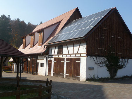 Photovoltaikanlage auf einem Gebäude unter Denkmalschutz © iKratos