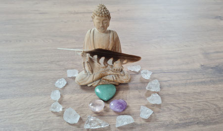 Nahaufnahme eines Buddas in einem Kreis sitzend aus Bergkristall. Steht symbolisch für das Angebot Stein-Meditation von Svenja Lampke.