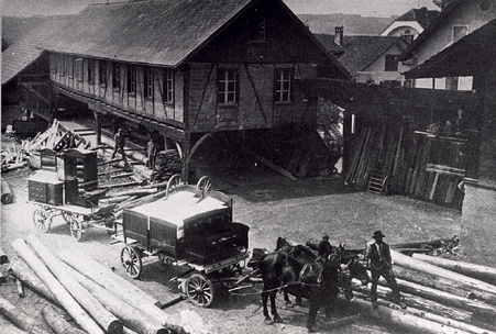 Abb.5: Noch bis ins 19. Jahrhundert war es in ländlichen Gebieten üblich, die Brautfuhr (bräutliche Mitgift) offen zur Schau zu stellen. Diese Fotografie entstand auf dem Gelände des heutigen Sagiparks.