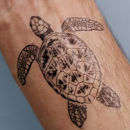 Illustrierte Meeresschildkröte als Tattoo auf der Haut © Michael Stünzi