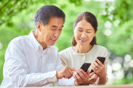 不動産に関する相談をしようとしているご夫婦の写真