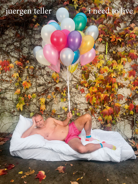 Juergen Teller „Selbstportrait mit pinker Short und Ballons“, 2017 © Juergen Teller, All rights Reserved