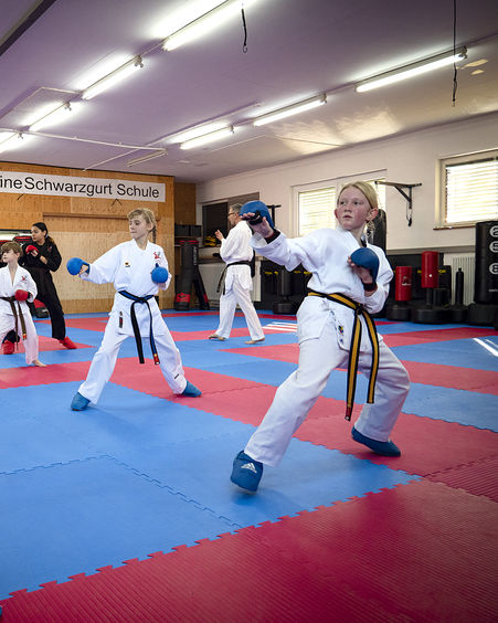 Karate Kumite Techniken im Traning. Kampfport, Selbstverteidigung. Bessere Noten in der Schule durch Kampfsport.