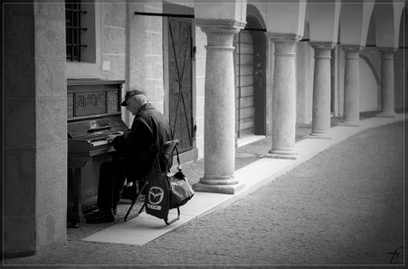 Der große Vergleich von Klavierstühlen/Klavierhockern für Klaviere und E-Pianos. Die Auswahl ist gewaltig - doch welcher ist am Besten geeignet. Die Besten Klavierstühle und Klavierhocker hier kaufen.