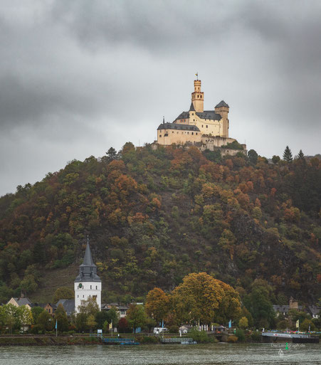 Burg Marksburg in Braubach am Rhein in Rheinland-Pfalz bei bewölktem Wetter