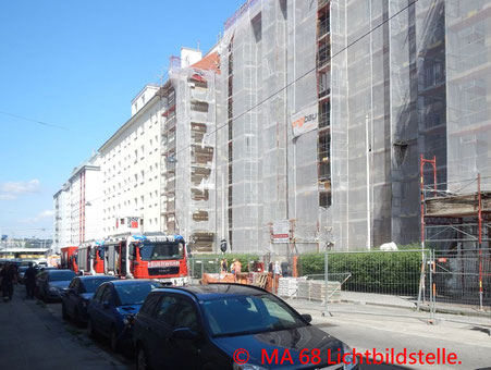 Feuerwehr, Blaulicht, Berufsfeuerwehr Wien, Brand, Hetzgasse, LKW, Baustelle
