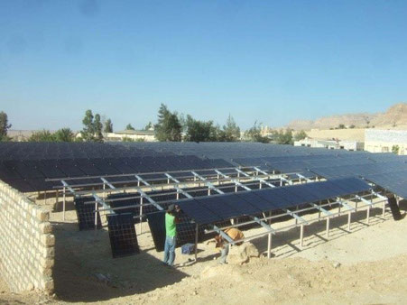 Montage der Solarmodule auf dem Freigelände des Klosters