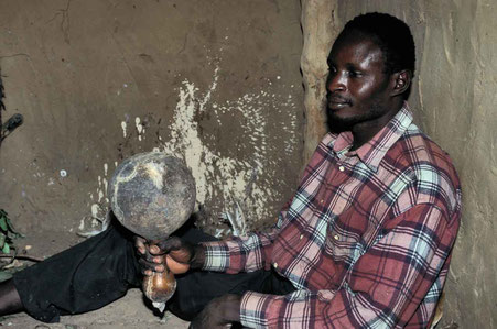 Le devin Koffi Farma avec une calebasse tɛgɩrɛ. © P. Kersalé 2003-2024.