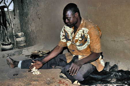 Divination avec des cauris. © P. Kersalé 2003-2024.