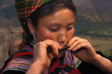 Femme Hmong fleuri communiquant à distance en langage sifflé. © P. Kersalé 1999-2024.