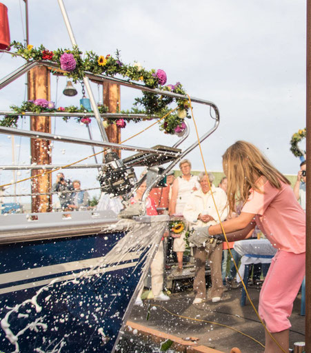 "Ich taufe dich auf den Namen "Windspiel" und wünsche dir allzeit gute Fahrt und immer eine Handbreit Wasser unter dem Kiel."  Foto: Hans Genthe