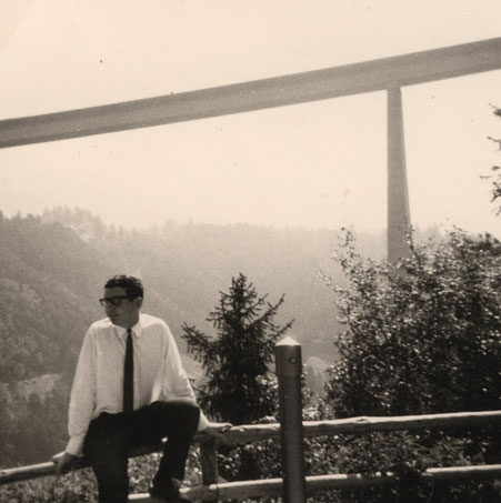 Henning 1964 - Die Europabrücke im Hintergrund