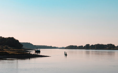 Ein stiller Fluss im Abendlicht