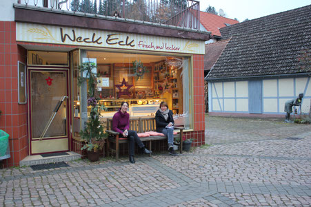 Daniela Andreas und Petra Neubert vor dem Weck Eck in Wald-Amorbach.