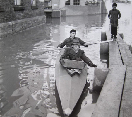 Paddelboot als Wassertaxi, 1955